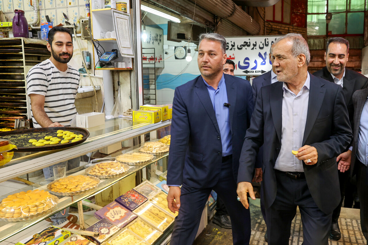 حرف های درگوشی با مسعود پزشکیان در وسط بازار/ رئیس جمهور به میان مردم رفت+ تصاویر