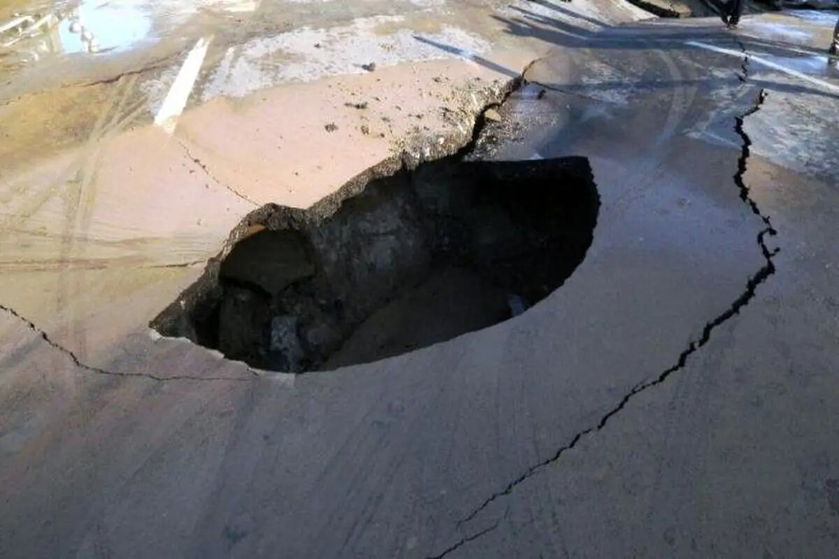 ببینید | لحظه بلعیده شدن ۹۰ هزار متر مربع از زمین!