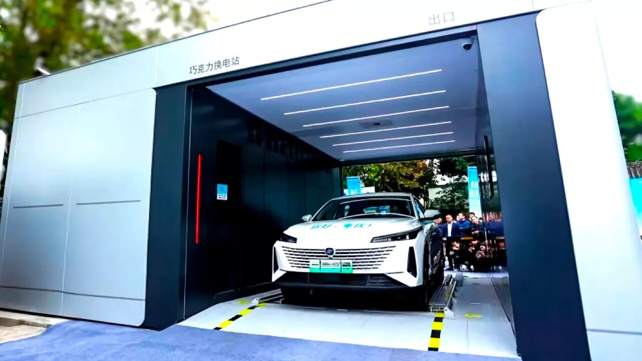 تعویض باتری خودرو فقط در ۱۰۰ ثانیه /عکس