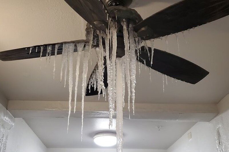 ببینید | برخورد پنکه بزرگ به یک دختر چینی هنگام بررسی تجهیزات