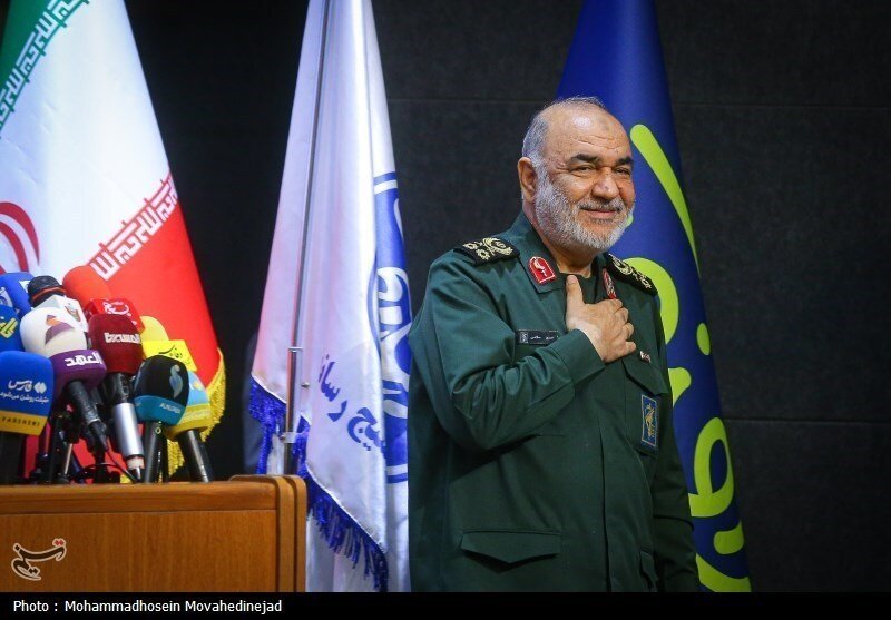 ببینید |  تصاویری از لباس سردار سپهبد شهید سلامی در مراسم ختم ایشان