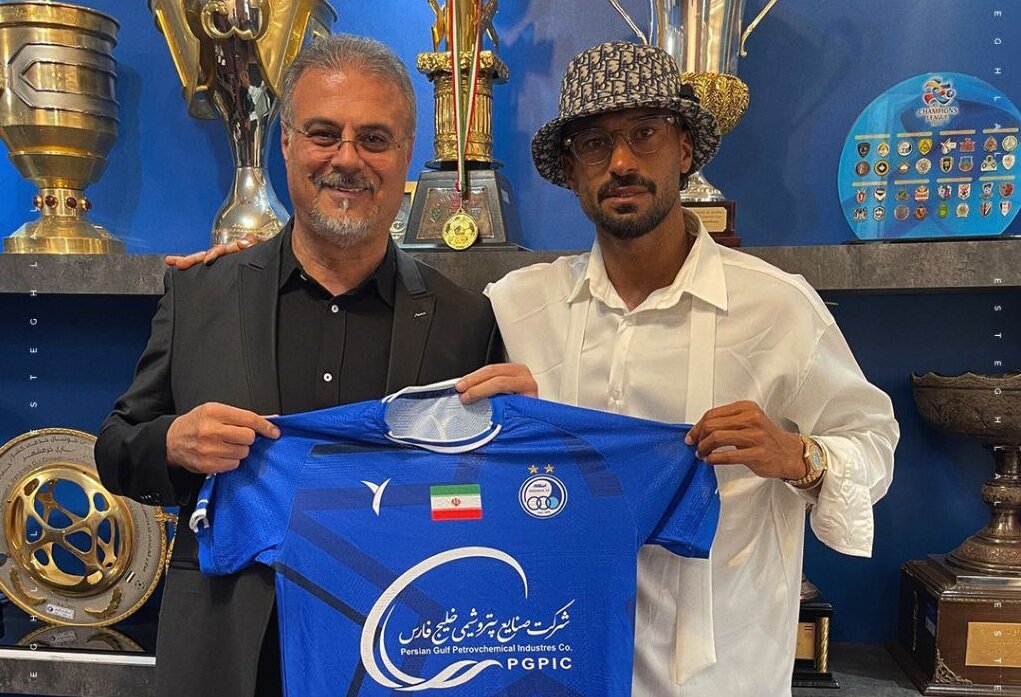 عکس| ساعت ۵ میلیاردی خاص رامین رضاییان هنگام تمدید قرارداد با استقلال