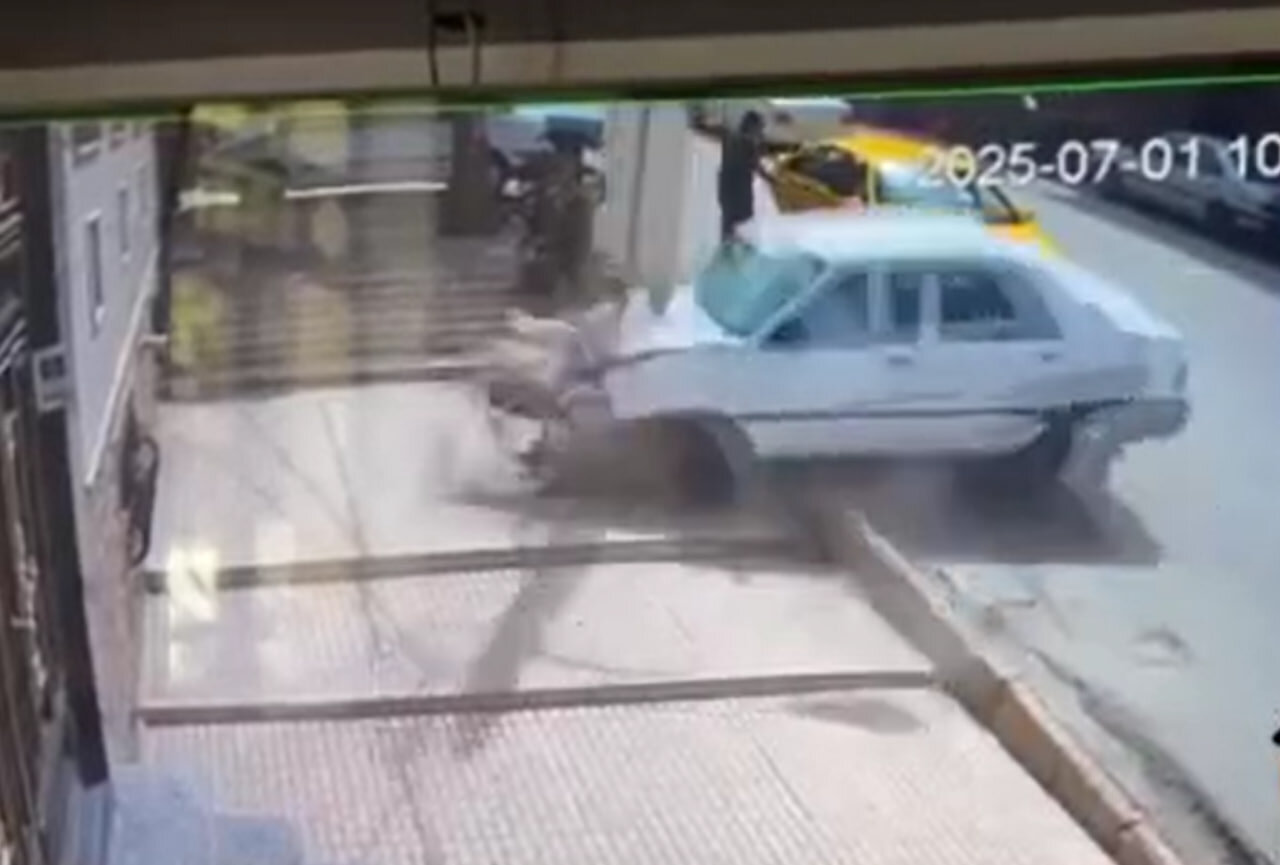 ببینید | تصادف عجیب پراید با تیر برق در جوانرود مقابل دوربین مدار بسته!