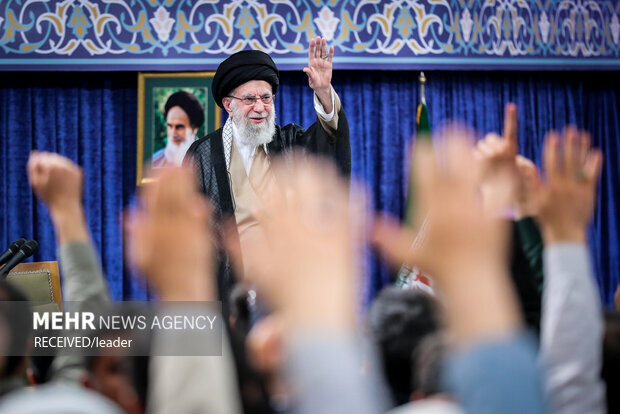 رهبر انقلاب: دشمنان ایران آهن سر می‌کوبند/ آینده نشان خواهد داد که هر دو حرکت نظامی و علمی شتابنده‌تر از گذشته به سمت افق‌های بلند پیش خواهد رفت