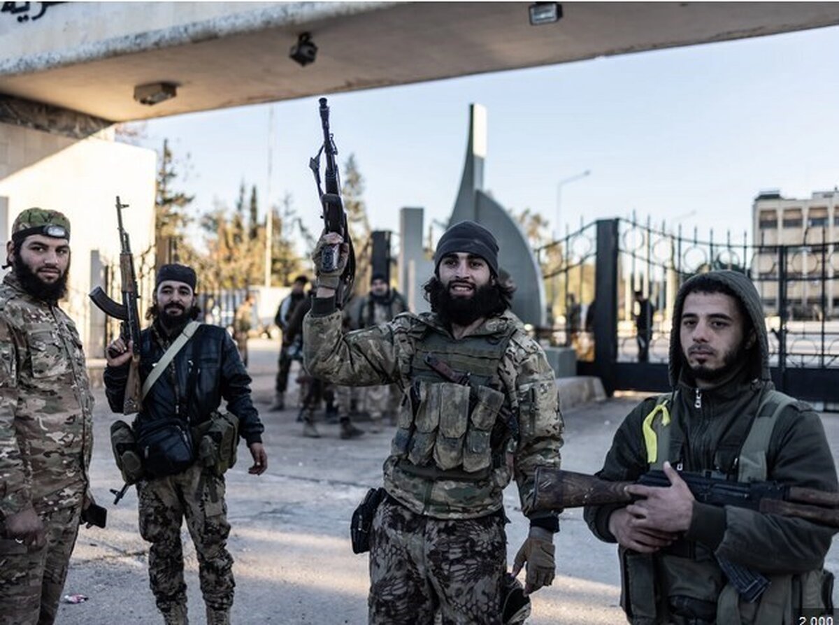 ببینید | اهانت و حمله خشونت‌آمیز نیروهای جولانی به یک خواننده در الباب، حلب