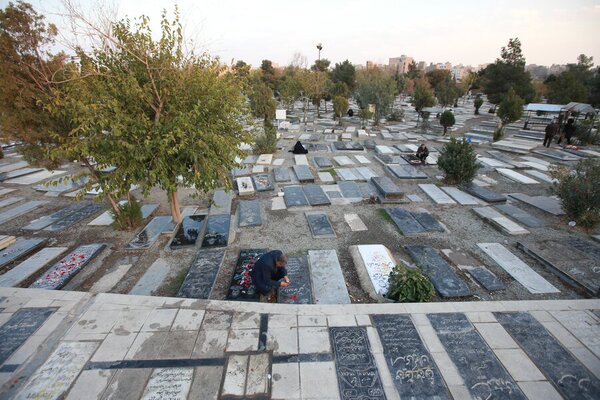 اعتراض یک حقوق‌دان/ تخریب قبور از سنت‌های زشت/ این سنت زشت در قطعه ۴۱ ⁧بهشت زهرا⁩ در حال اجراست