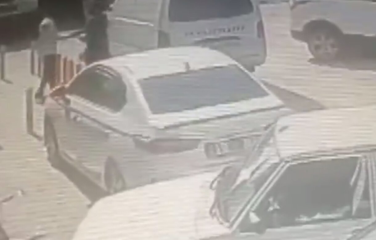 ببینید | لحظه هولناک شلیک به پاهای یک شهروند در خروجی مرکز خرید!