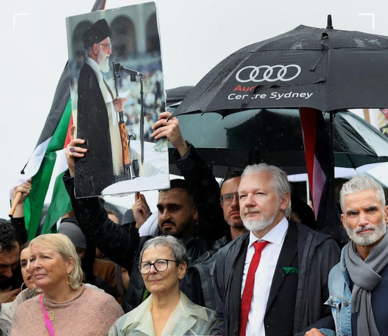 چرا عکس‌های شهید عباسی و رهبر انقلاب در این تظاهرات در استرالیا در دست گرفته شد + تصاویر