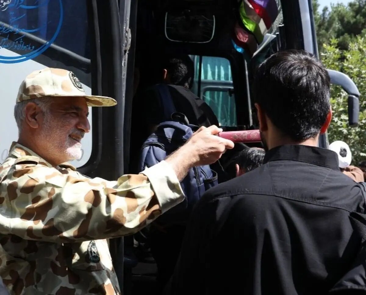 چرا آیین بدرقه زائرین اربعین حسینی در ستاد فرماندهی کل ارتش برگزار شد؟/ تاکید رئیس اداره عقیدتی سیاسی ارتش درباره ثواب زیارت سیدالشهدا به ازای هر قدم