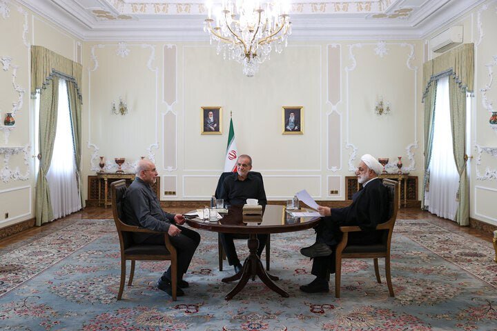 خنده خاص پزشکیان و قالیباف در حاشیه جلسه سران قوا + تصویر