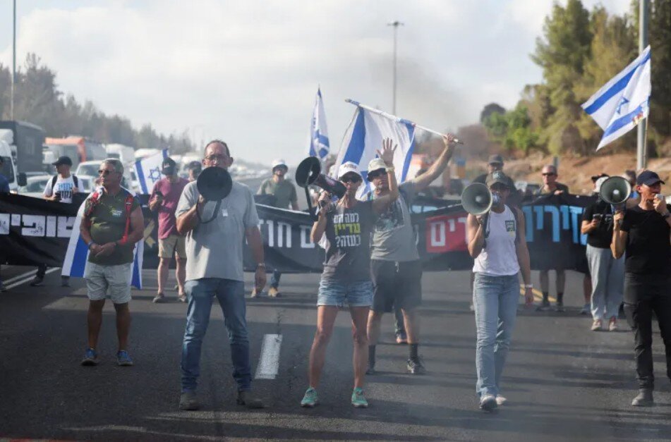 اعتراضات سراسری در اراضی اشغالی علیه جنگ غزه تشدید میشود اعتراضات سراسری در اراضی اشغالی علیه جنگ غزه تشدید میشود