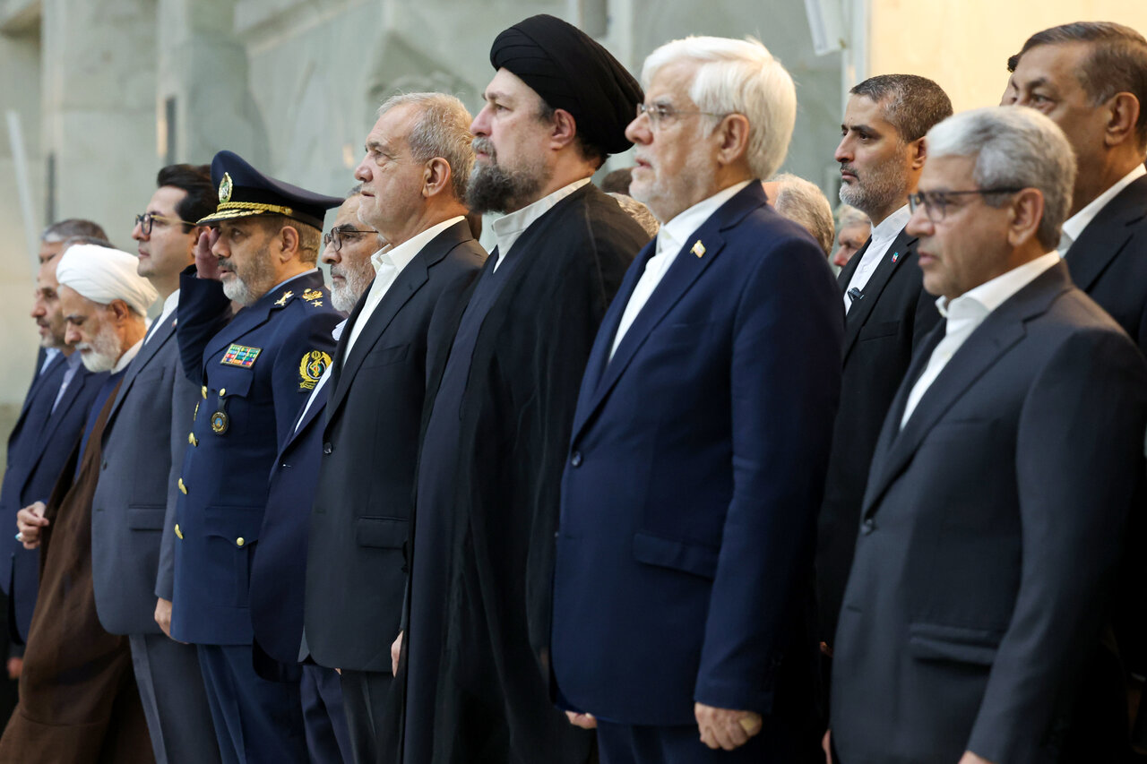 عکسی از فاتحه خوانی پزشکیان بر سر مزار آیت‌آلله هاشمی و سید احمد خمینی