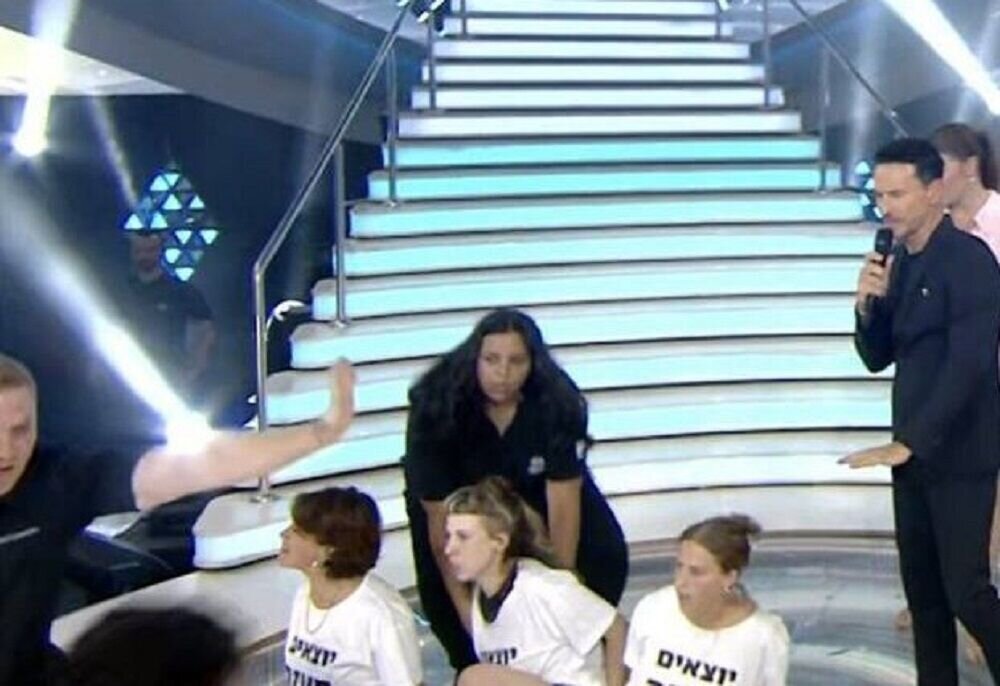 حمله فعالان ضد جنگ به استودیو شبکه ۱۴ رژیم صهیونیستی حمله فعالان ضد جنگ به استودیو شبکه ۱۴ رژیم صهیونیستی