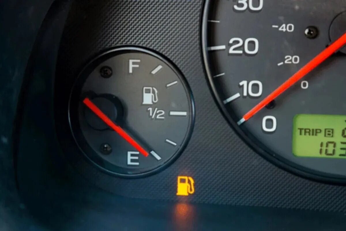 خودرو با چراغ روشن بنزین خودرو چند کیلومتر راه می‌رود؟