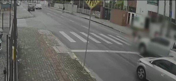 ببینید | زیر گرفتن ناگهانی زن و کودک توسط راننده خودروی شاسی بلند