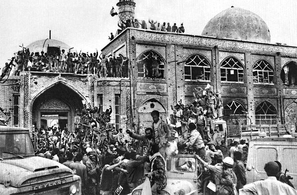 مکالمه بی‌سیمی شهید کاظمی با شهید رشید پس از آزادسازی خرمشهر/ آقا میگم من شهرم/ توی شهر خرمشهر تا چند لحظه پیش تظاهرات بود تظاهرات