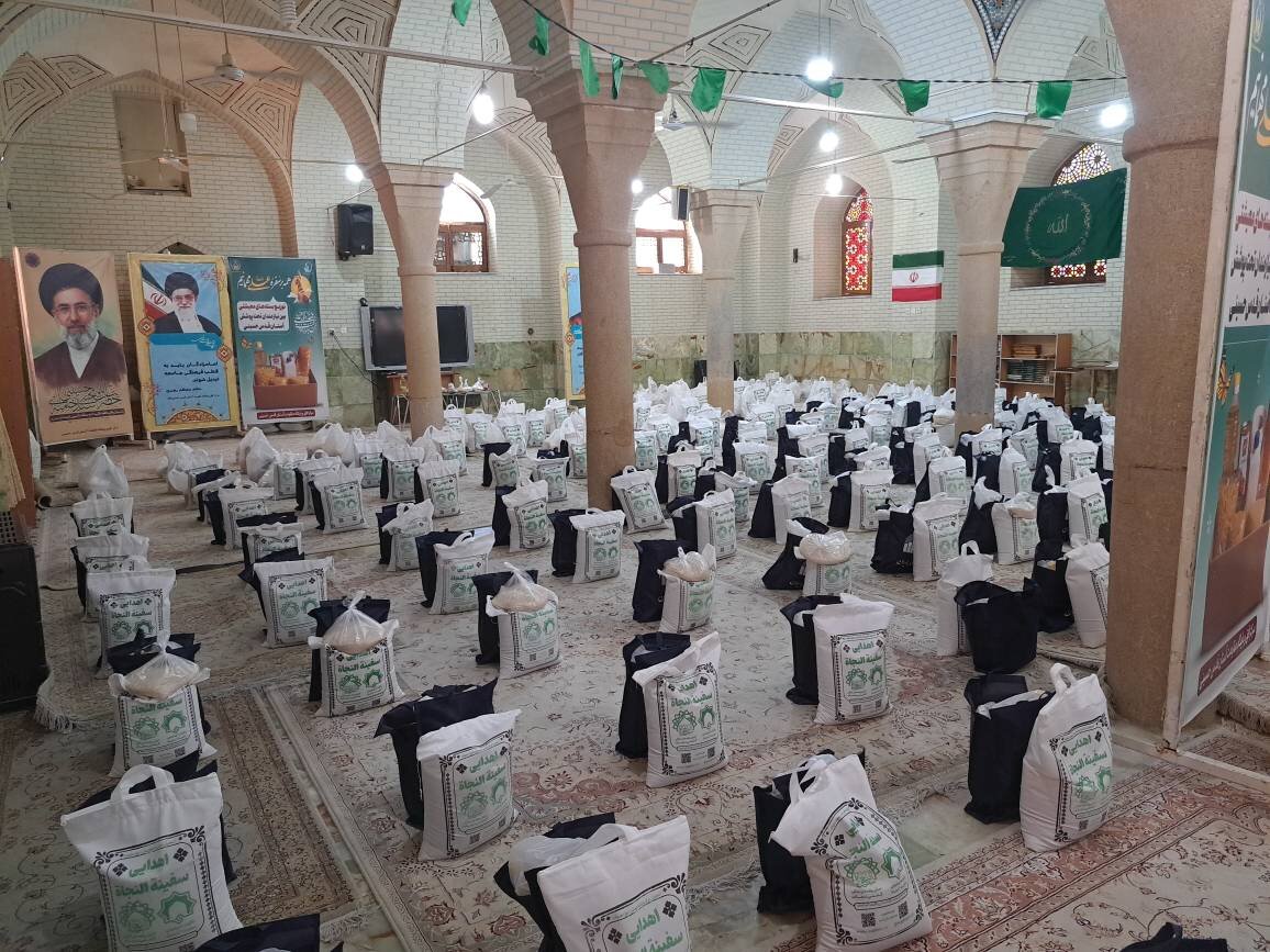 توزیع پنج هزار بسته معیشتی در فارس/۲۰۰ بسته در حرم حضرت سیدعلاءالدین حسین(ع) توزیع شد