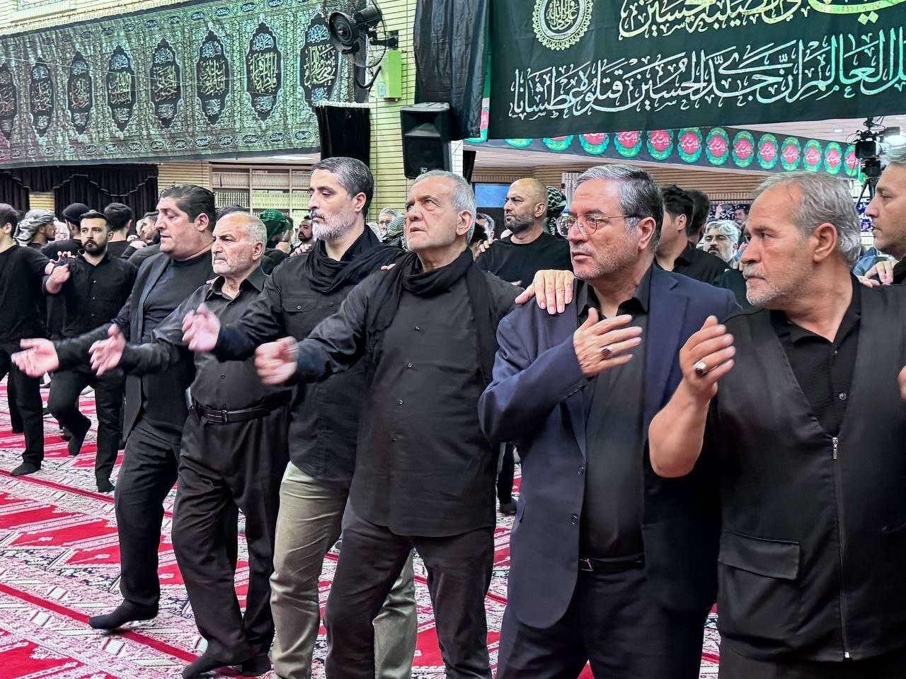 ببینید | حضور رییس جمهور در مراسم عزاداری عاشورای حسینی ارومیه