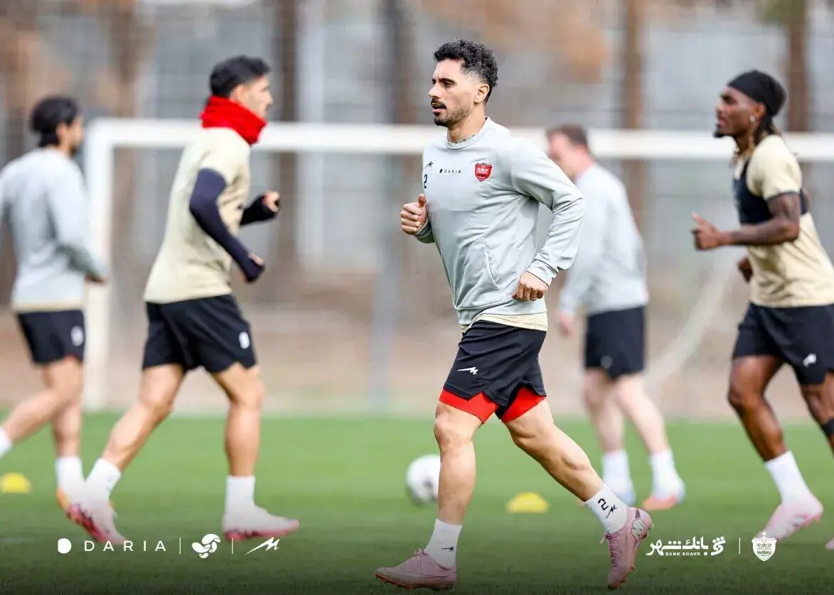 عکس| خداحافظی کاپیتان پرسپولیس با هواداران عکس| خداحافظی کاپیتان پرسپولیس با هواداران