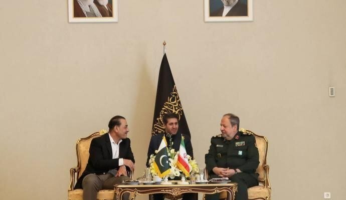 دیدار سرپرست وزارت دفاع با عاصم منیر/ ابن رضا تبعات نقض آتش بس از جانب آمریکا را تشریح کرد دیدار سرپرست وزارت دفاع با عاصم منیر/ ابن رضا تبعات نقض آتش بس از جانب آمریکا را تشریح کرد
