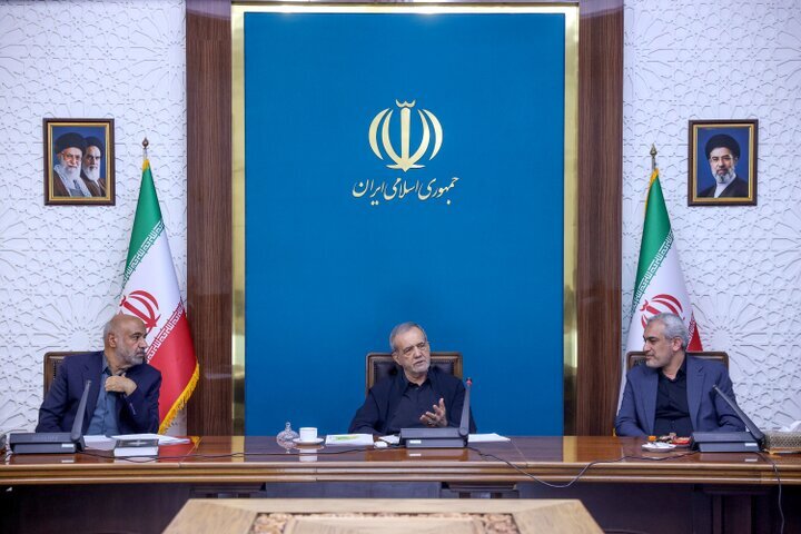 پزشکیان در نشست با دبیران کل احزاب چگونه از رهبر شهید یاد کرد/ فرماندهان نظامی در جنگ اخیر به شهادت رسیدند که زندگی محقرانه ای داشتند