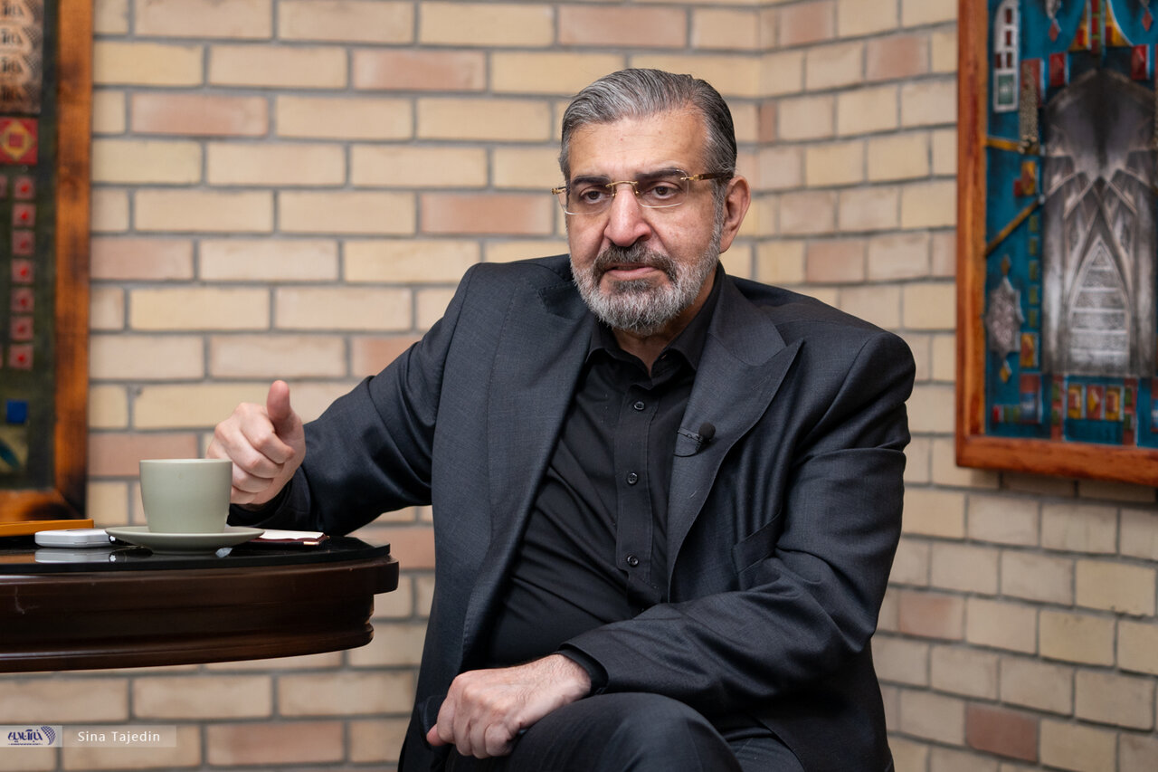 صادق خرازی: پزشکیان گلیم نخ‌نمای فرش عشرت‌خانه را بیرون کشیده است/ در میان رؤسای‌جمهور، مظلوم‌تر و صبورتر از او نداشته و نداریم