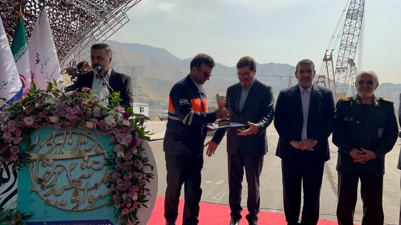 تجلیل از برترینهای خدمترسانی البرز درجشنواره شهید رجایی / جشنواره روی پل «بی یک»برگزار شد تجلیل از برترینهای خدمترسانی البرز درجشنواره شهید رجایی / جشنواره روی پل «بی یک»برگزار شد