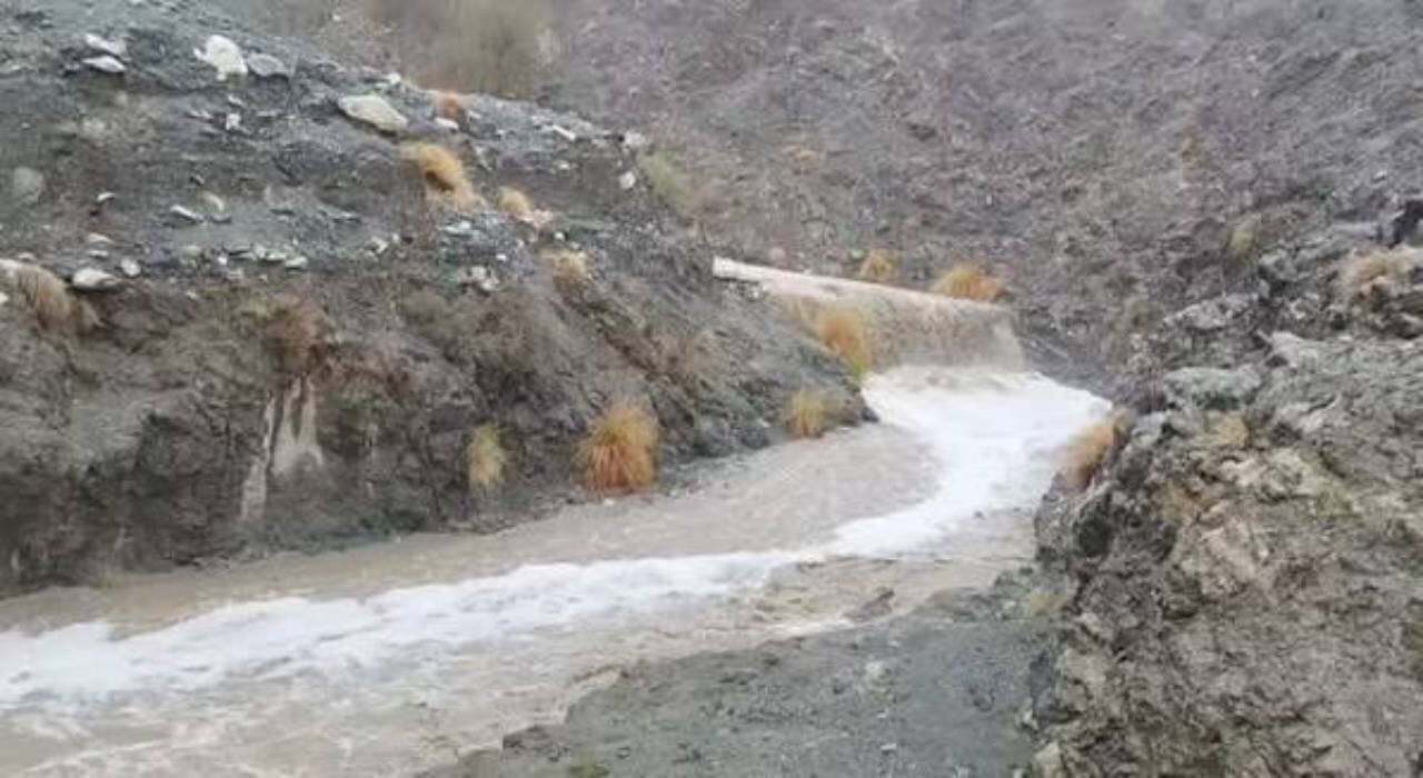 بارش باران و تگرگ و جاری شدن رودخانه‌های فصلی کهنوج + فیلم